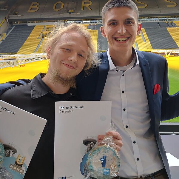 Mitte September wurden Quentin Federau und Felix Schuster bereits von der IHK zu Dortmund im SIGNAL IDUNA PARK für ihre sehr guten Abschlüsse geehrt.