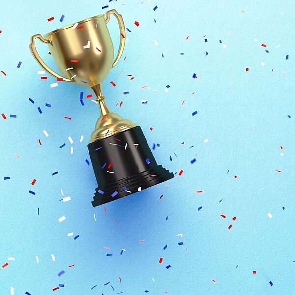 ein Pokal mit Konfetti