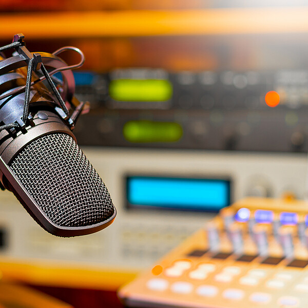 im Radiostudio (Foto: yanyong / iStock)