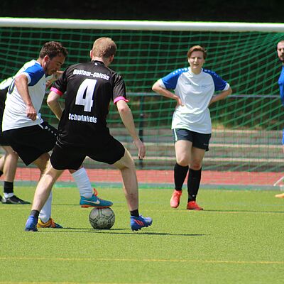 Die Gostom-Chicks auf dem Fußballplatz