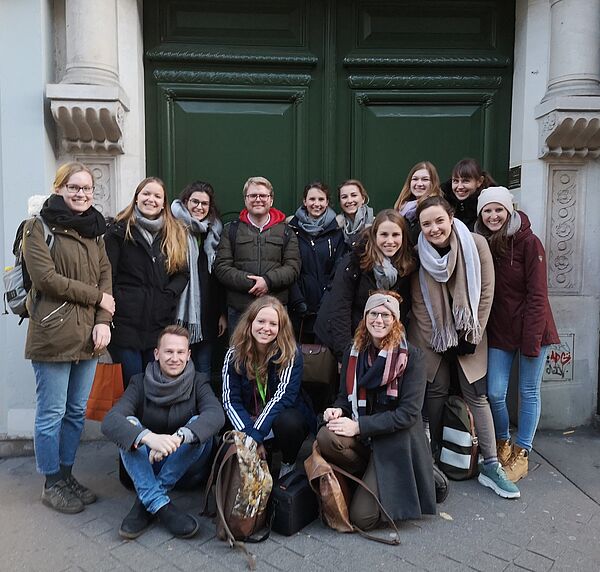 Die 12 Studierenden des Instituts für Journalistik, die gemeinsam zu einer Recherchereise nach Paris aufgebrochen sind, um vor Ort mehr über das Thema Flucht und Migration zu erfahren. 