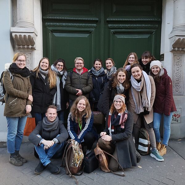 Die 12 Studierenden des Instituts für Journalistik, die gemeinsam zu einer Recherchereise nach Paris aufgebrochen sind, um vor Ort mehr über das Thema Flucht und Migration zu erfahren. 