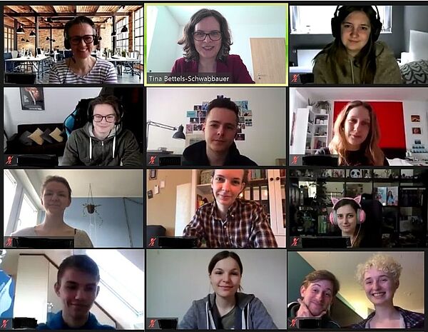 Screenshot: Tina Bettels-Schwabbauer, wissenschaftliche Mitarbeiterin am IJ, kam im Rahmen der "Journalismus macht Schule"-Aktionswoche mit Schülerinnen und Schülern des Berufskollegs Ost der Stadt Essen zum Thema Pressefreiheit ins Gespräch.