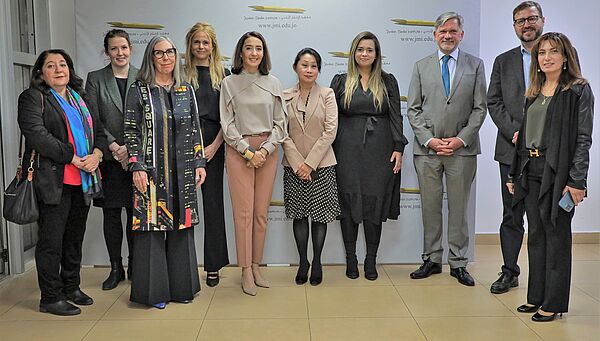 Das Foto zeigt die Mitwirkenden am Launch des Handbuchs. 