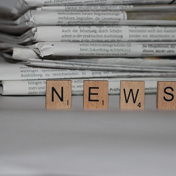 Ein Stapel Zeitungen