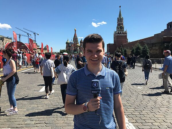 Journalistik-Student Oskar Vitlif ist im Rahmen seines WDR-Volontariats in Moskau bei der Fußball-WM im Einsatz. 