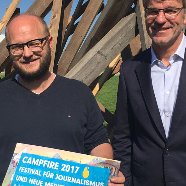 David Schraven, Correctiv, und Prof. Dr. Henrik Müller, Geschäftsführer Institut für Journalistik (v.l.) stellten gemeinsam das Programm zum Journalismus-Festival Campfire-Festival 2017 vor.