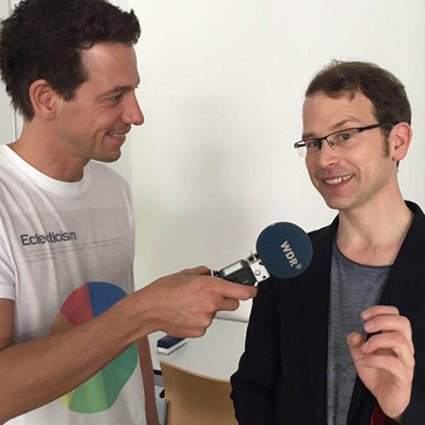 WDR5-Reporter Bastian Biet interviewt IJ-Professor Tobias Gostomzyk.