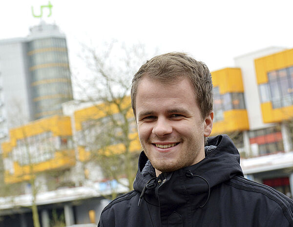 Till Kupitz forscht im Rahmen seiner Bachelor-Arbeit über die Leserschaft des Hanauer Anzeigers.