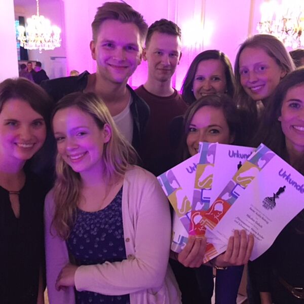 Zur Preisverleihung des „X-Media Campus Awards“ am Mittwoch, 3. Mai, waren die IJ-Studierenden aus dem Kooperationsprojekt in München und nahmen die Preise stellvertretend für ihre Kommilitonen entgegen.