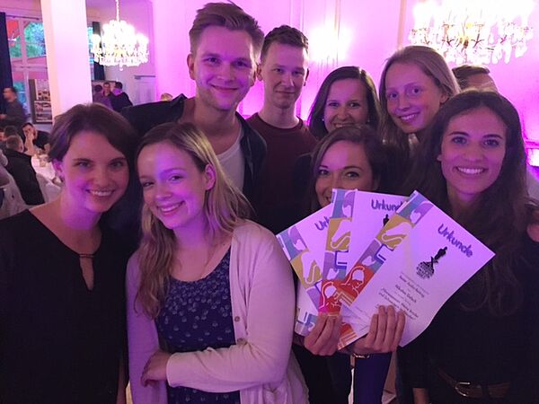 Zur Preisverleihung des „X-Media Campus Awards“ am Mittwoch, 3. Mai, waren die IJ-Studierenden aus dem Kooperationsprojekt in München und nahmen die Preise stellvertretend für ihre Kommilitonen entgegen.