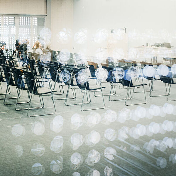 Abstrakte Gruppe von Teilnehmenden einer Konferenz