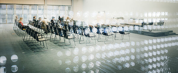 Abstrakte Gruppe von Teilnehmenden einer Konferenz