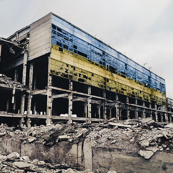 Das Bild zeigt eine von Granaten getroffene Militärbasis 