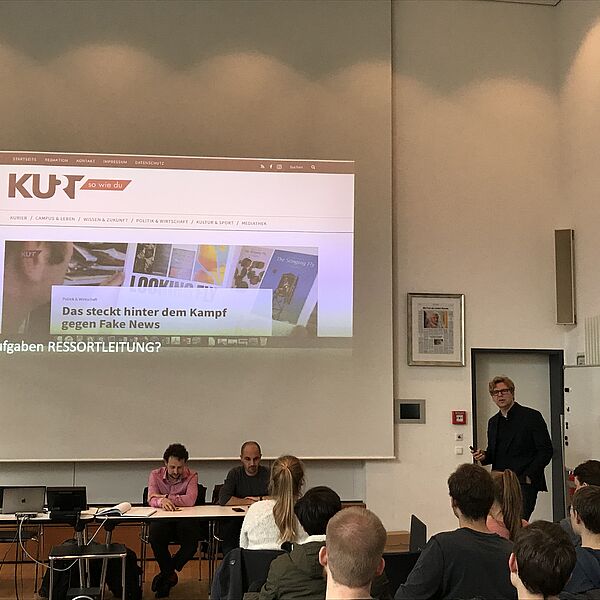 Die Kurt-Ressortleiter begrüßen die Studierenden