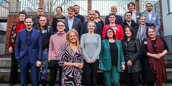 Gruppenfoto der Beteiligten am COPE-Projekt im Innenhof des Erich-Brost-Hauses