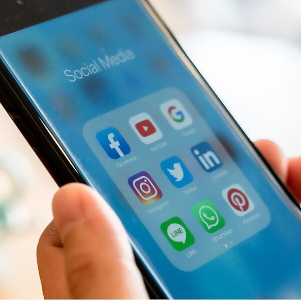 Mobiltelefon mit Google- und Facebook-App