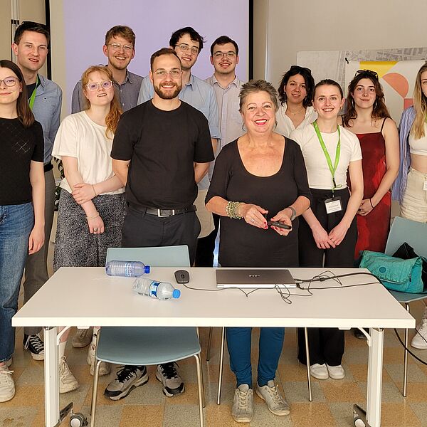 Ein Gruppenfoto der Dortmunder Studierenden mit der Journalistin und Friedensaktivistin Sevgül Uladag