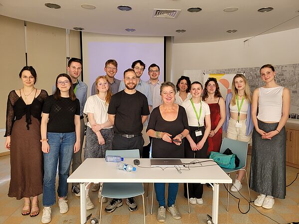 Ein Gruppenfoto der Dortmunder Studierenden mit der Journalistin und Friedensaktivistin Sevgül Uladag