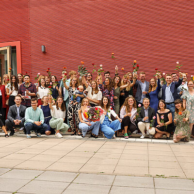 Gruppenfoto der Absolventinnen und Absolventen