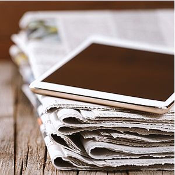 Tablet auf Zeitung