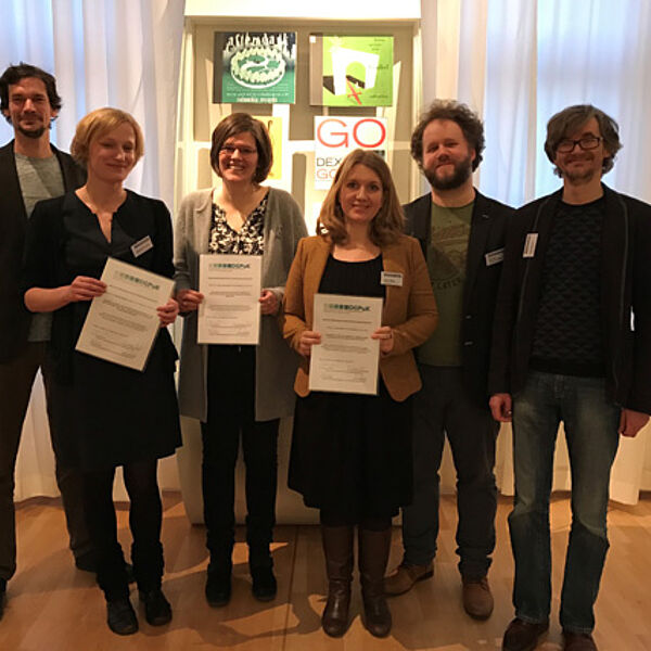 Thomas Birkner (Fachgruppen-Sprecher), Stefanie Mathilde Frank, Julia Lönnendonker, Julia Pohle (Preisträgerinnen), Christian Schwarzenegger (Fachgruppen-Sprecher) und Erik Koenen (Sprecher des Nachwuchsforums Kommunikationsgeschichte) (v.l.n.r.)..