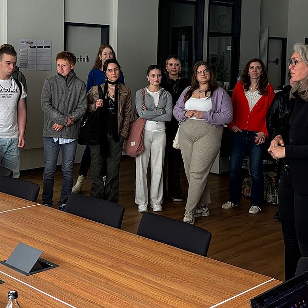 Susanne Wegner zeigt den Schüler:innend die Lehrredaktion. 