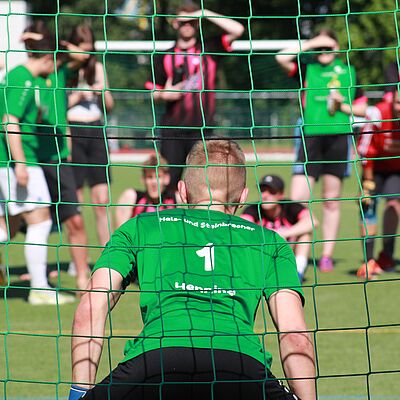 Der Torwart von Hals und Steinbrecher im Tor