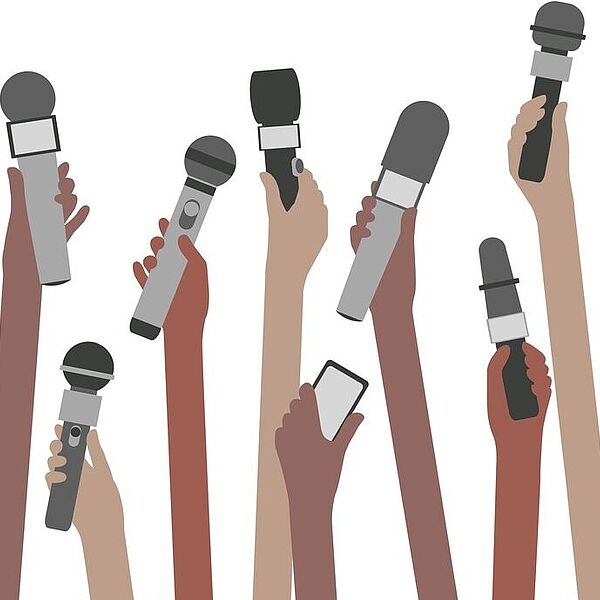 Hände, die Mikros hochhalten; Foto: iStock/Pixsooz