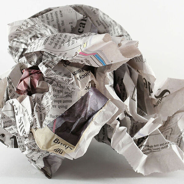 zusammengeknüllte Zeitung 