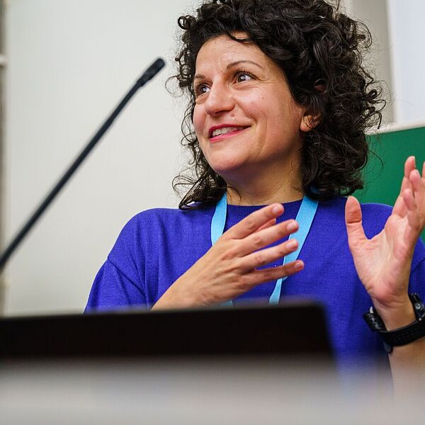 Jelena Cosic hält einen Vortrag auf der Dataharvest-Konferenz im Jahr 2022