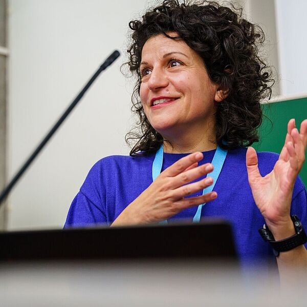 Jelena Cosic bei einem Vortrag