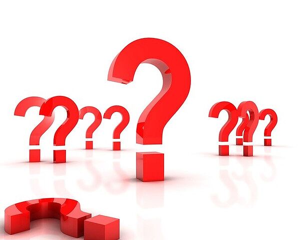 Fragezeichen, die die ökonomische Unsicherheit illustrieren