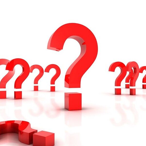 Fragezeichen, die die ökonomische Unsicherheit illustrieren