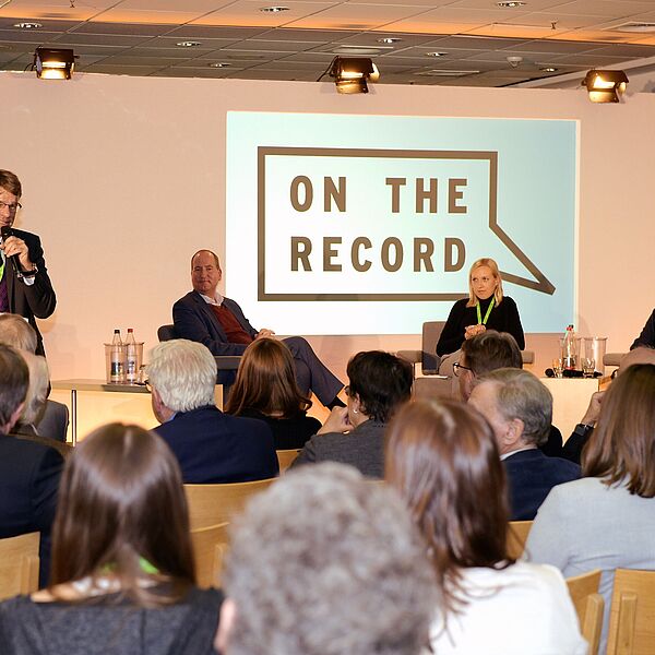 Henrik Müller, Professor für Wirtschaftspolitischen Journalismus am IJ, begrüßte Joachim Lang vom BDI und Kevin Kühnert von den Jusos, die über den Kapitalismus diskutierten. Sarah Sendner, Studentin des Wirtschaftspolitschen Journalismus, moderierte das Streitgespräch