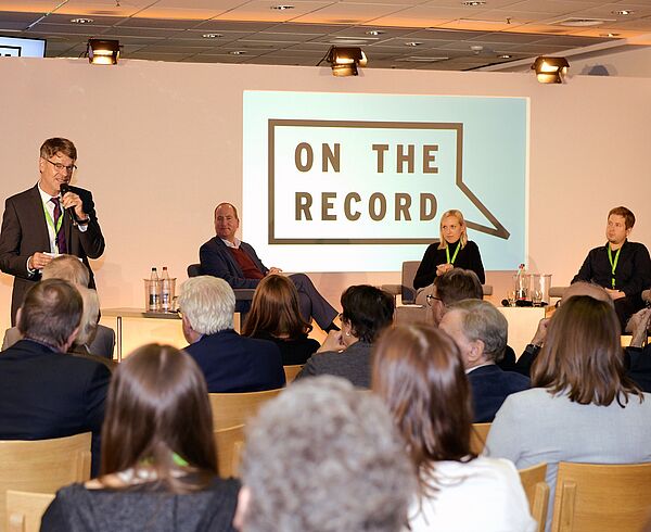 Henrik Müller, Professor für Wirtschaftspolitischen Journalismus am IJ, begrüßte Joachim Lang vom BDI und Kevin Kühnert von den Jusos, die über den Kapitalismus diskutierten. Sarah Sendner, Studentin des Wirtschaftspolitschen Journalismus, moderierte das Streitgespräch