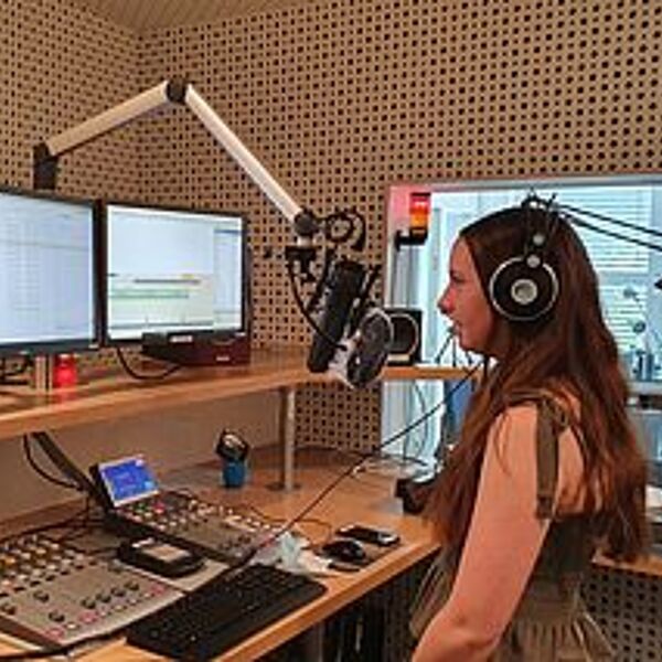 Studentin in Eldoradio*-Redaktion