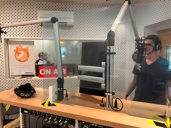 Im eldoradio-Studio schützt eine Plexiglasscheibe