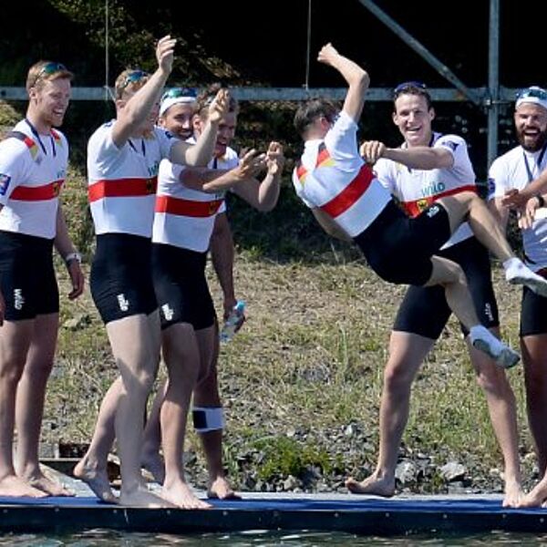 Große Freude beim Deutschland-Achter nach dem Titelgewinn: Maximilian Planer (3.v.r.) und die Teamkollegen werfen Steuermann Martin Sauer ins Wasser. Foto: Deutschland-Achter