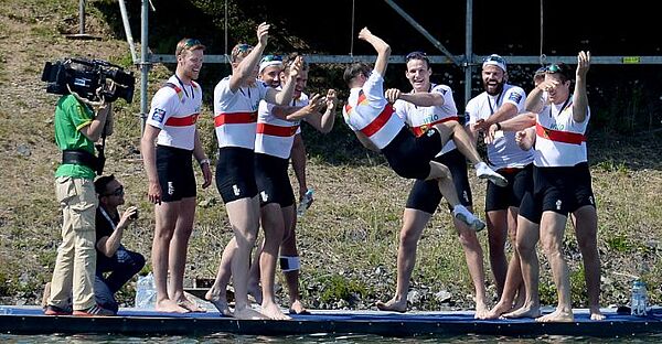 Große Freude beim Deutschland-Achter nach dem Titelgewinn: Maximilian Planer (3.v.r.) und die Teamkollegen werfen Steuermann Martin Sauer ins Wasser. Foto: Deutschland-Achter