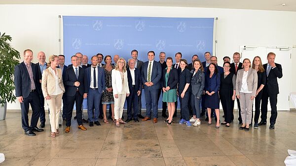 Prof. Dr. Wiebke Möhring (3.v.r.) ist Mitglied im neuen Beirat „Medien-Digital-Land NRW“. Foto: Land NRW