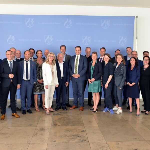 Prof. Dr. Wiebke Möhring (3.v.r.) ist Mitglied im neuen Beirat „Medien-Digital-Land NRW“. Foto: Land NRW