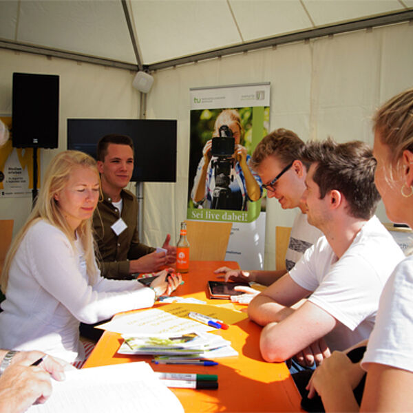 Das IJ-Zelt war beim Campfire-Festival gut besucht. Foto: Mündges