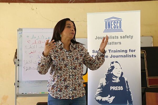 Abeer Saady Soliman bei einem von der Unesco organisierten Sicherheitstraining für Journalistinnen im Sudan. 