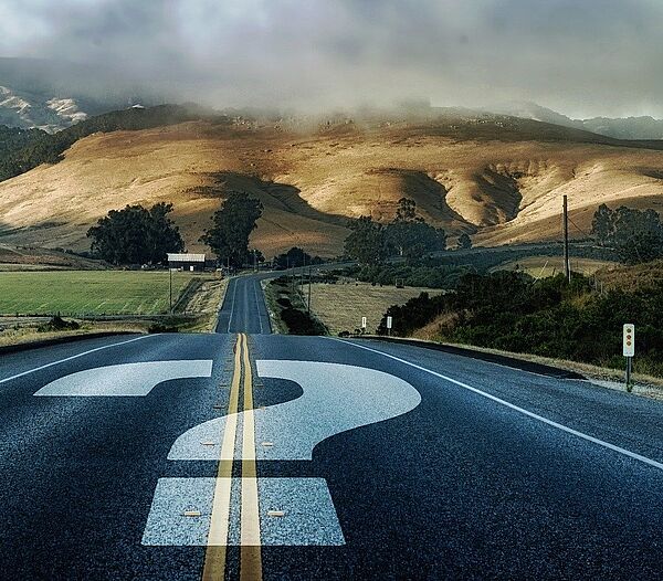 Straße mit Fragezeichen - symbolisiert einen ungewissen Weg