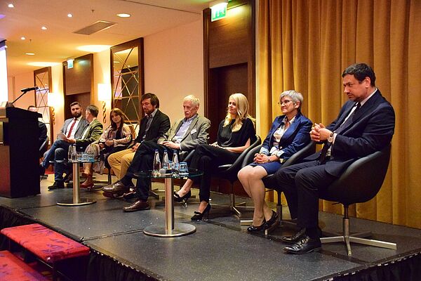 Das Panel bestand aus Vertretern führender polnischer Medien, Universitäten, Journalisten-Verbände und medienpolitischer Institutionen, Parlamentarier sowie internationale Speaker, unter anderem des Europarats