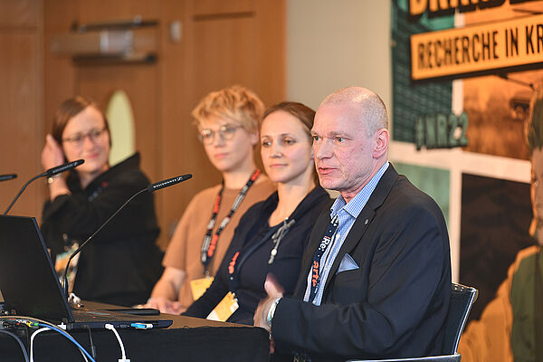Das Foto zeigt die Teilnehmenden des Panels "Was hilft gegen Fakes und Desinformation?"Fotocredit: Wulf Rohwedder