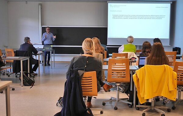 IJ-Mitarbeiter Dominik Speck präsentiert auf der ECREA-Konferenz seine Forschung zu Transparenz im öffentlich-rechtlichen Rundfunk. Foto: Marcus Kreutler