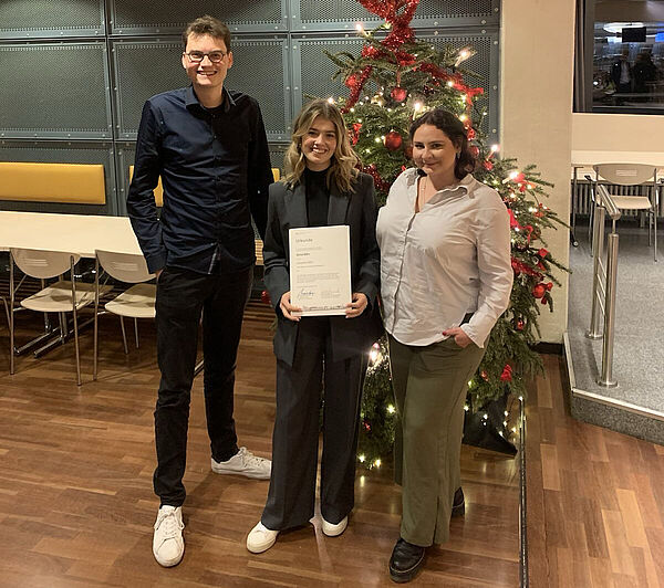 Die beiden Vorsitzenden des AStA der TU Dortmund, Sarah Toepfer und Raphael Martin, gratulieren Alina Bähr zum Lehrpreis 