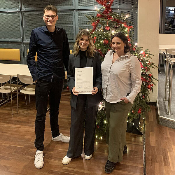 Die beiden Vorsitzenden des AStA der TU Dortmund, Sarah Toepfer und Raphael Martin, gratulieren Alina Bähr zum Lehrpreis 